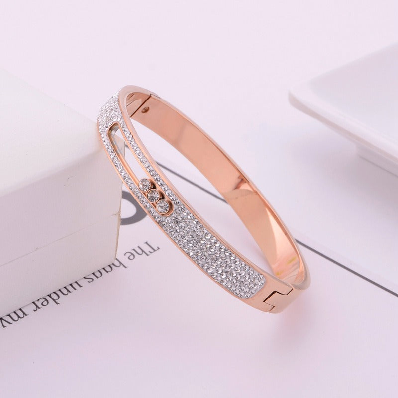 Women's bracelet with versatile and fashionable charm