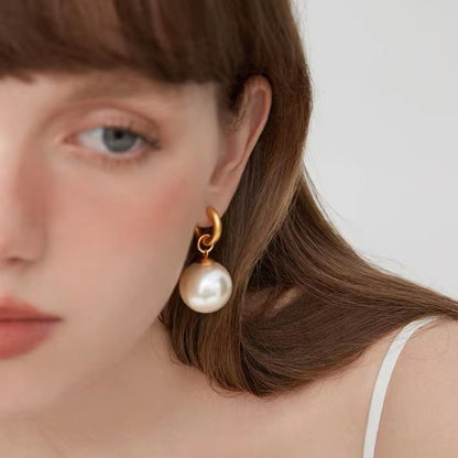 Pearl girl high-end design earrings