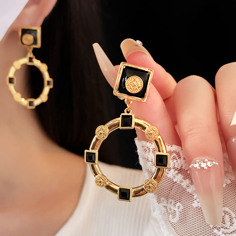 Circular earrings, fashionable retro earrings