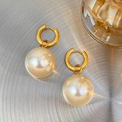 Pearl girl high-end design earrings