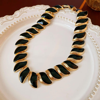 Oil-dropping leaf necklace