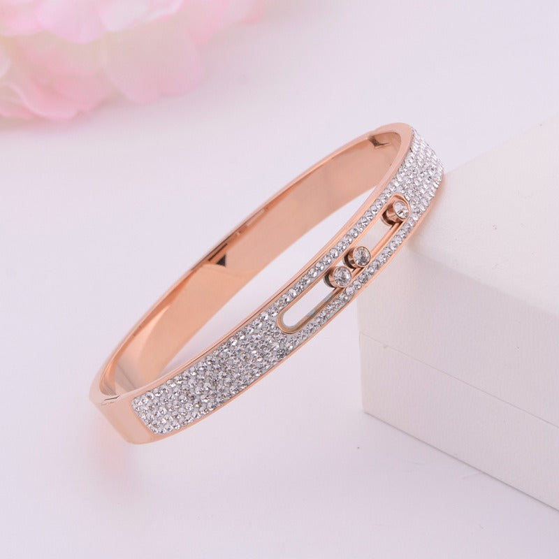 Women's bracelet with versatile and fashionable charm